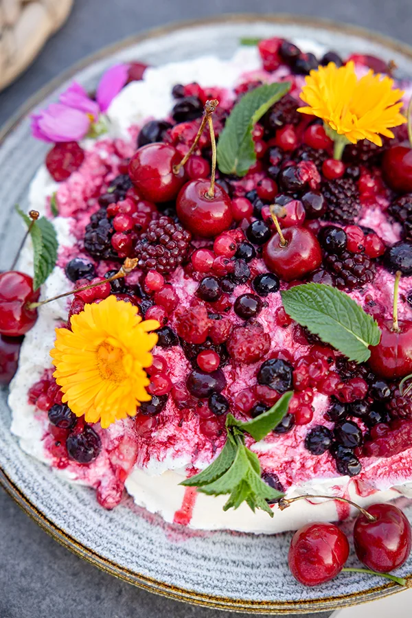 Dans ce sonnet, Rimbaud se met en scène comme un jeune voyageur amoureux de la nature, qui y trouve une inspiration vivifiante. Le sous-titre Fantaisie et le titre annoncent un ton léger et libre. Si le poème conserve des éléments traditionnels comme la forme du sonnet, l’alexandrin ou les références à la littérature antique et médiévale, il révèle aussi une certaine modernité et revisite des thèmes littéraires comme l’amour, l’errance ou la nature. Sous une apparence fantaisiste et humoristique, ce sonnet annonce déjà les orientations futures du jeune poète. L’association du voyage et de la poésie privilégie l’expérience du bateau ivre et montre la tentative, à la fois éclatante et désespérée, de renouveler la poésie au-delà des formes traditionnelles.