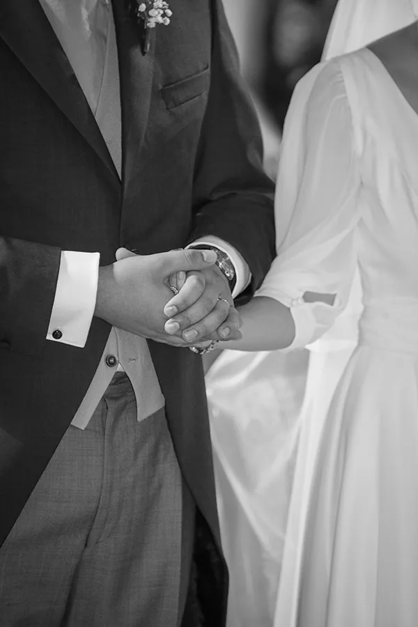 photo de mariage à Paris - mains des maries