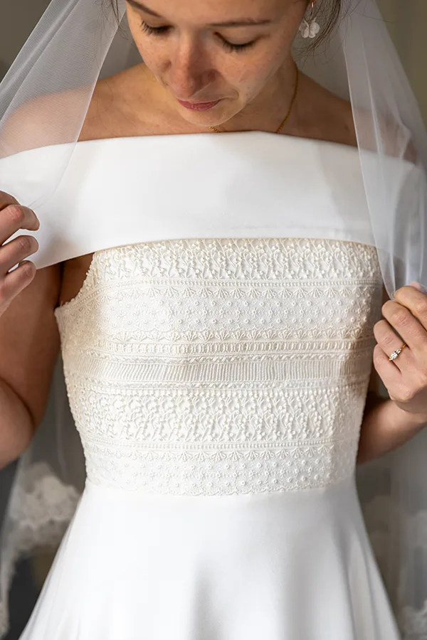 photo de mariage à Paris - haut de la robe
