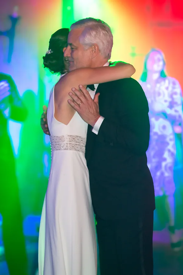 photo de mariage à Paris - les mariés dansent