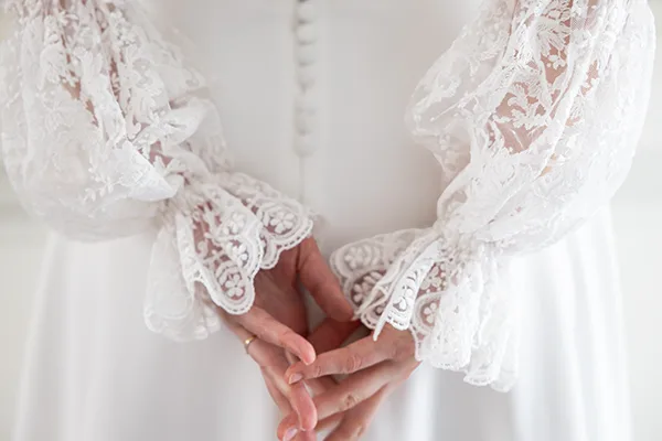 photo de mariage à Paris - details de la robe