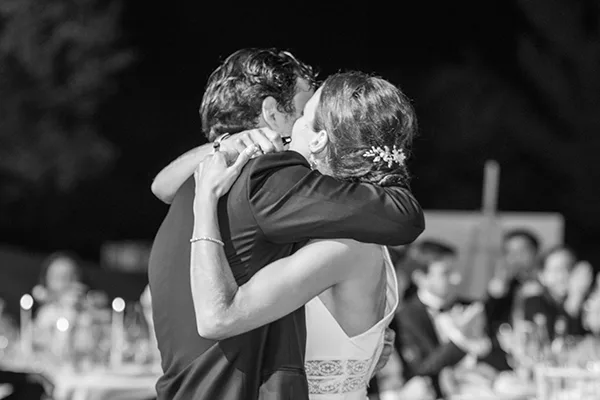 photo de mariage à Paris - les mariés dansent