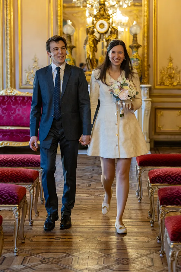 photo de mariage à Paris - les mariés a la mairie