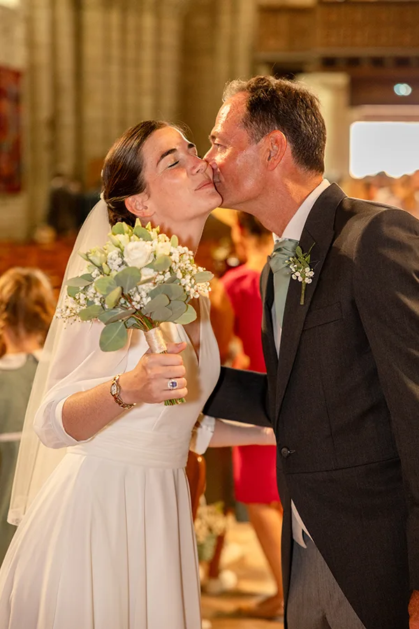 photo de mariage à Paris - les maries a la messe