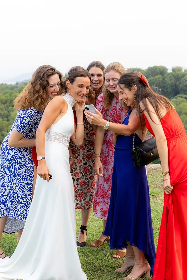photo de mariage à Paris - la mariee et ses amis