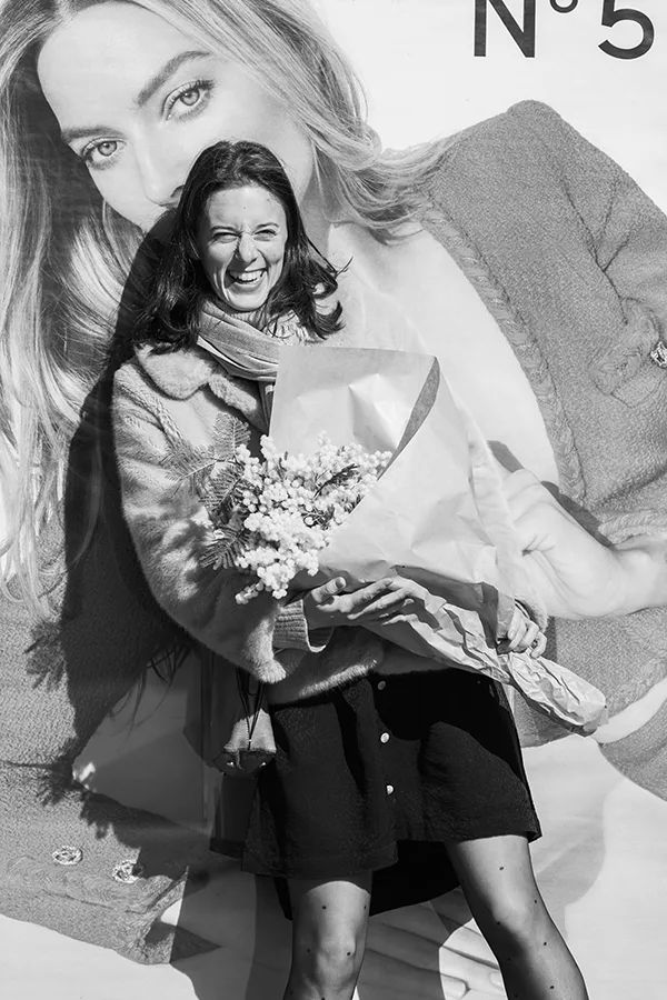 portrait spontané en extérieur noir et blanc