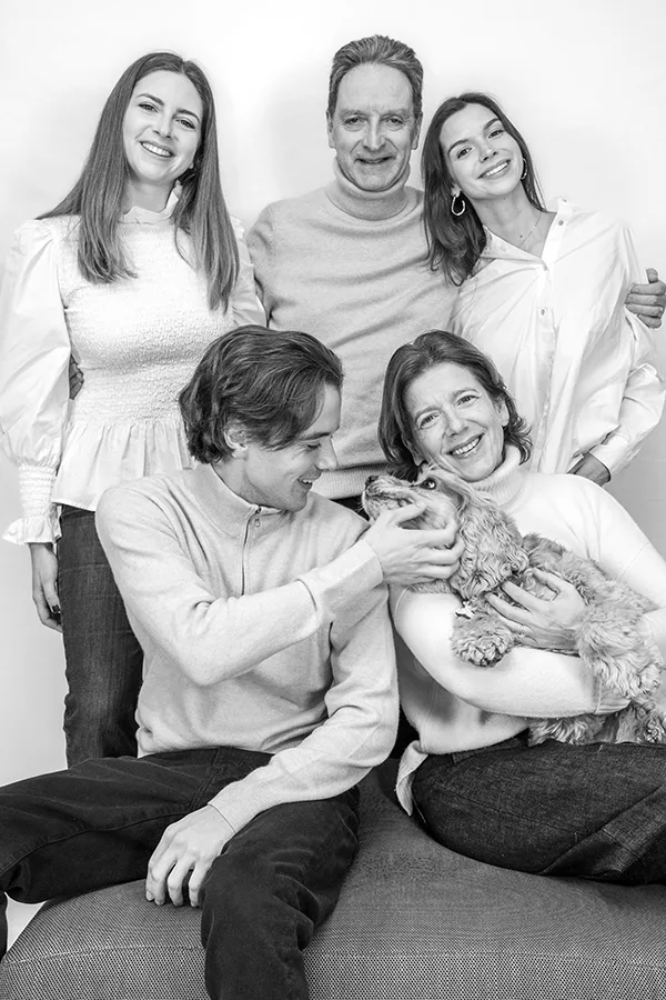 portrait de famille en noir et blanc à Paris par Emmanuelle de Vilmorin