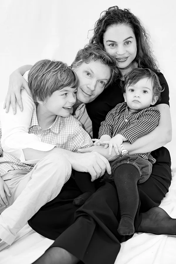 portrait de famille en noir et blanc à Paris par Emmanuelle de Vilmorin