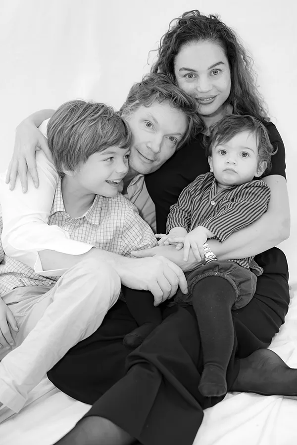 portrait de famille en noir et blanc à Paris par Emmanuelle de Vilmorin