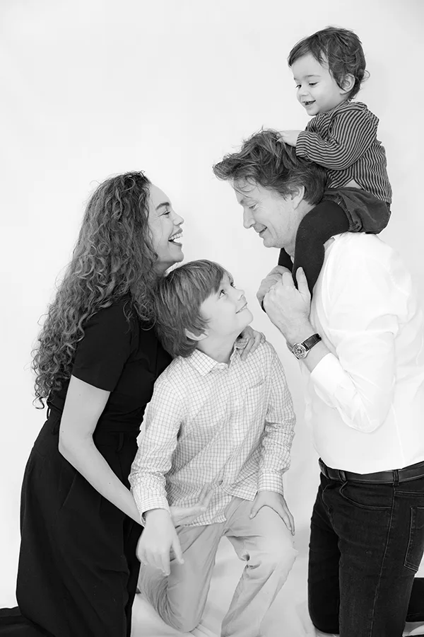 portrait de famille en noir et blanc à Paris par Emmanuelle de Vilmorin
